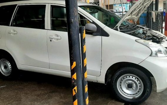 Selling White Toyota Avanza in Makati-4