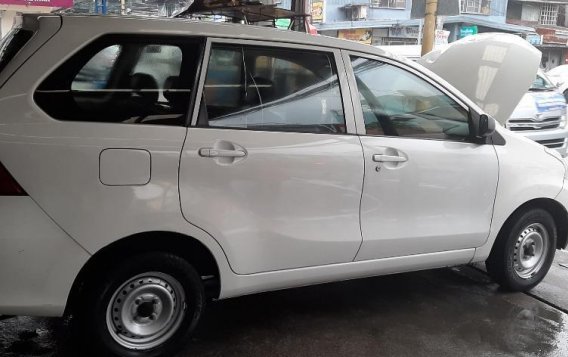 Selling White Toyota Avanza in Makati-6