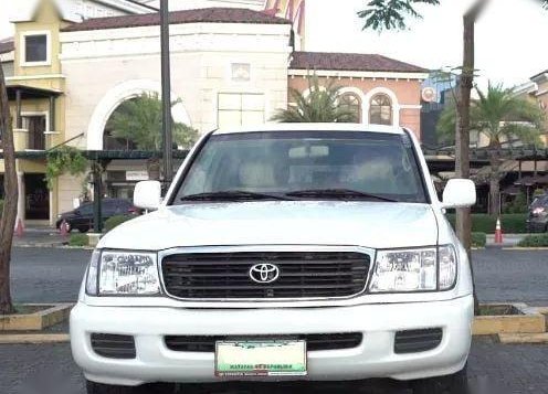 Selling White Toyota Land Cruiser in Bacoor