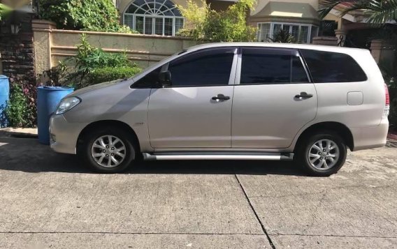 Silver Toyota Innova for sale in Las Piñas-1