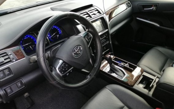 Sell Pearl White 2017 Toyota Camry in Bacoor-6