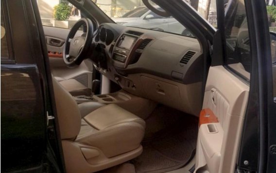 Black Toyota Fortuner 2.7 7 Seater (A) 2010 for sale in Bonifacio Global City (BGC)-3