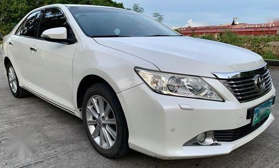 Sell Pearl White 2013 Toyota Camry in Parañaque