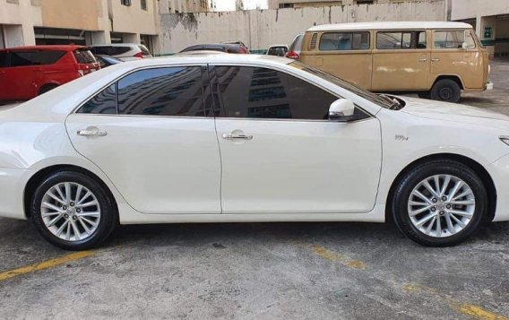 Sell Pearl White 2017 Toyota Camry in Parañaque-2