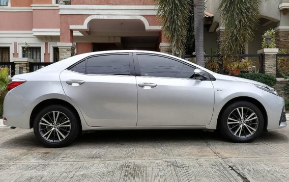 Sell Pearl White 2017 Toyota Corolla altis in Bacoor-2