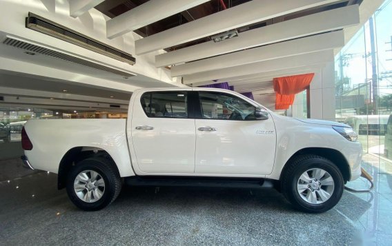 White Toyota Hilux for sale in Manila-3
