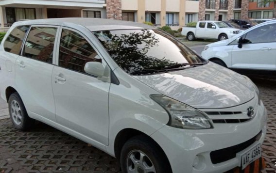 Selling White Toyota Avanza in Cebu City