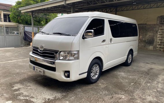 Selling White Toyota Hiace Super Grandia in Pateros