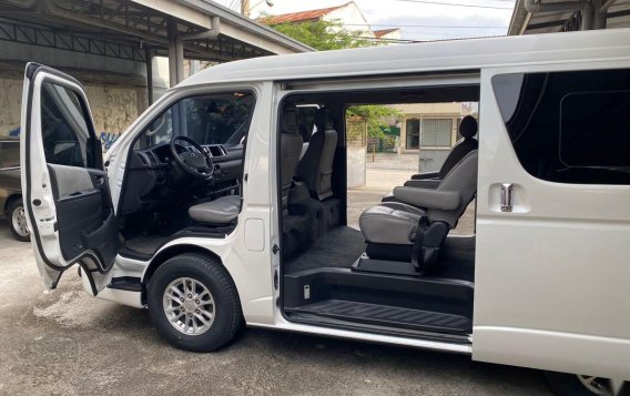 Selling White Toyota Hiace Super Grandia in Pateros-5