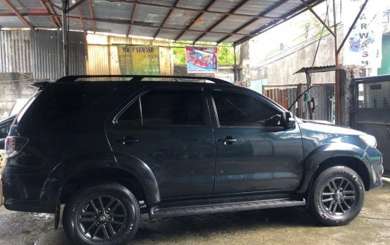 Selling Black Toyota Fortuner in Makati