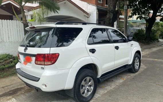 Selling White Toyota Fortuner 2005 in Makati-1