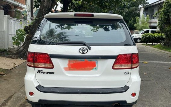 Selling White Toyota Fortuner 2005 in Makati-2