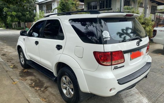 Selling White Toyota Fortuner 2005 in Makati