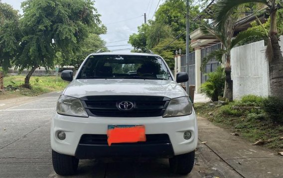 Selling White Toyota Fortuner 2005 in Makati-3