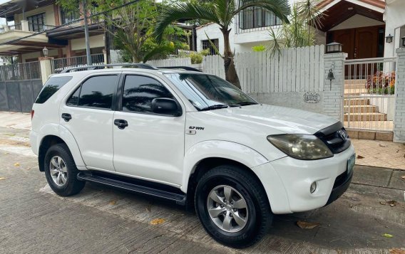 Selling White Toyota Fortuner 2005 in Makati-5