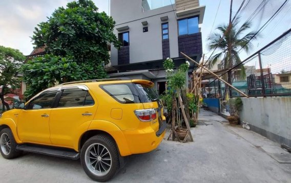 Yellow Toyota Fortuner 2009 for sale in Quezon City-2