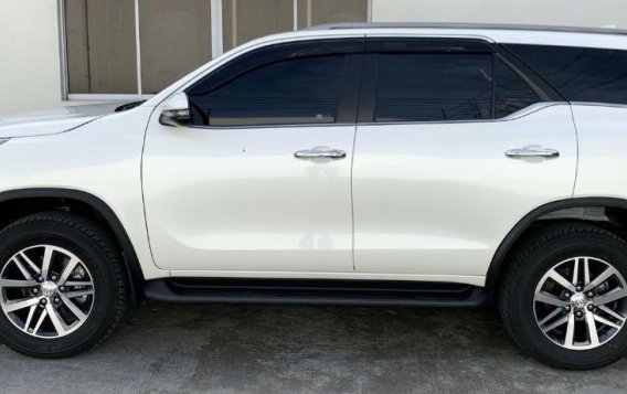 Selling White Toyota Fortuner 2020 in Manila-2