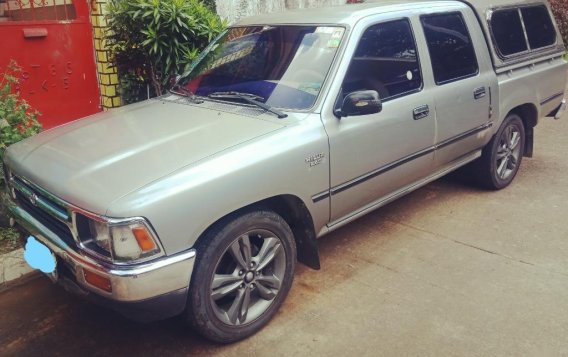 Selling Silver Toyota Hilux in Quezon City