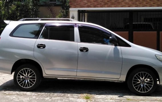 Selling Silver Toyota Innova 2012 in Las Piñas