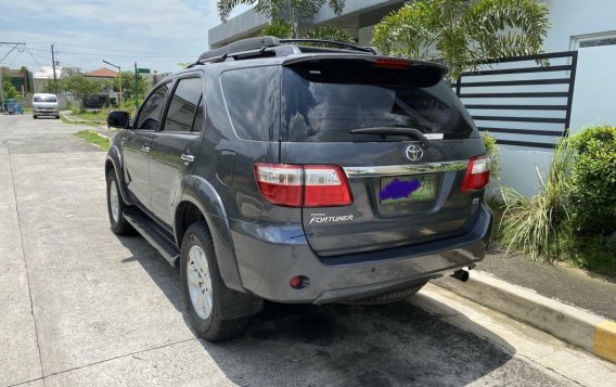Selling Grey Toyota Fortuner 2011 in Manila-2