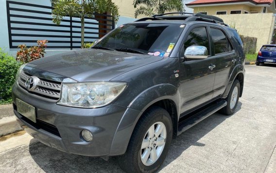 Selling Grey Toyota Fortuner 2011 in Manila-1
