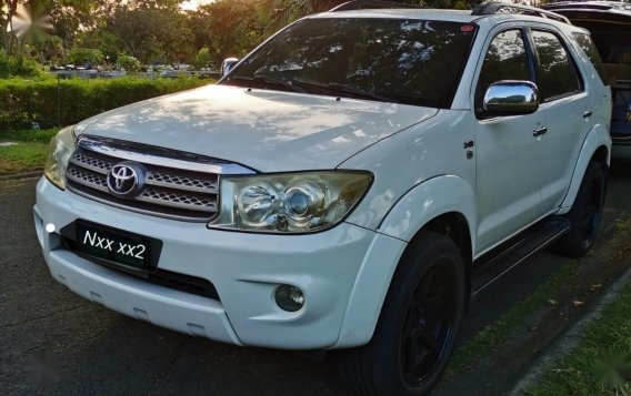White Toyota Fortuner 2010 for sale in Las Pinas