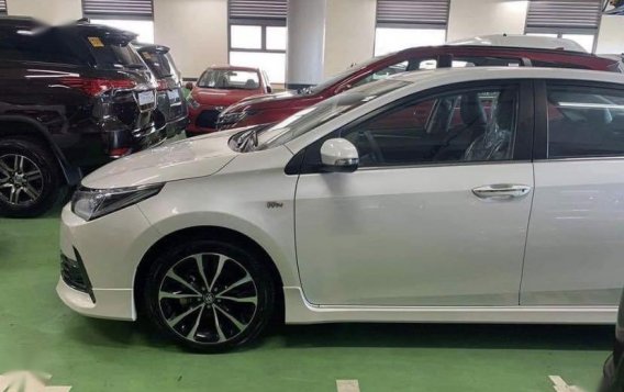 White Toyota Corolla altis 2020 for sale in Makati-3