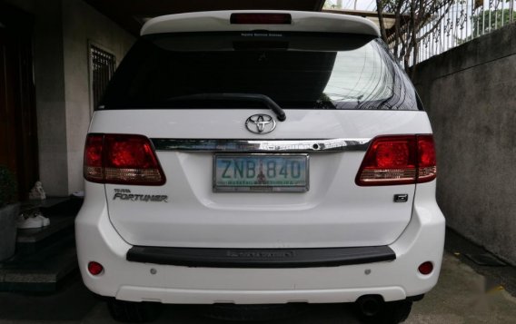 Pearl White Toyota Fortuner 2007 for sale in Manila-2