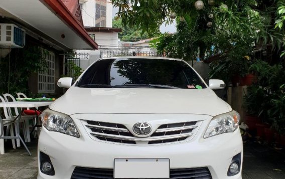 Sell Pearl White 2011 Toyota Corolla Altis in Manila-1