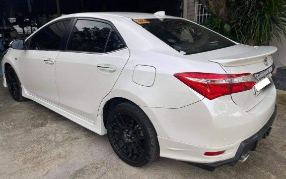 Selling Pearl White Toyota Corolla Altis 2016 in Angat-3