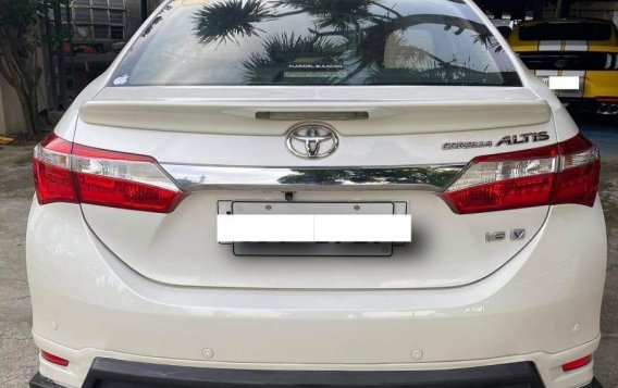 Selling Pearl White Toyota Corolla Altis 2016 in Angat-2