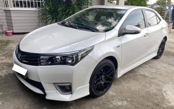 Selling Pearl White Toyota Corolla Altis 2016 in Angat-1