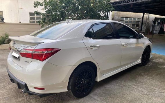 Selling Pearl White Toyota Corolla Altis 2016 in Angat-4