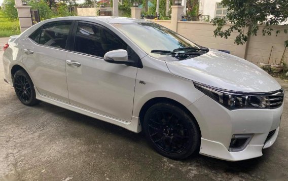 Selling Pearl White Toyota Corolla Altis 2016 in Angat-5