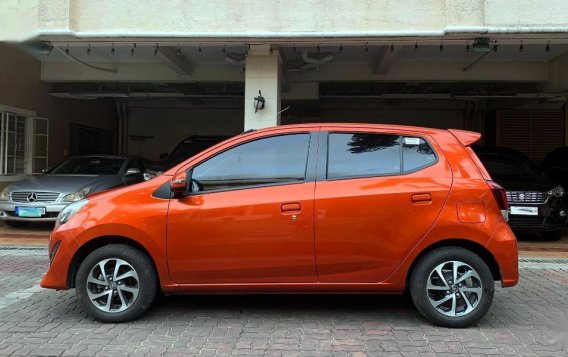 Selling Orange Toyota Yaris 2019 in Manila-1