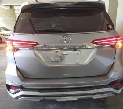 Selling Silver Toyota Fortuner 2018 in Quezon City-5