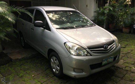 Selling Silver Toyota Innova 2011 in Quezon