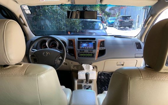 Silver Toyota Fortuner 2009 for sale in Manila-9