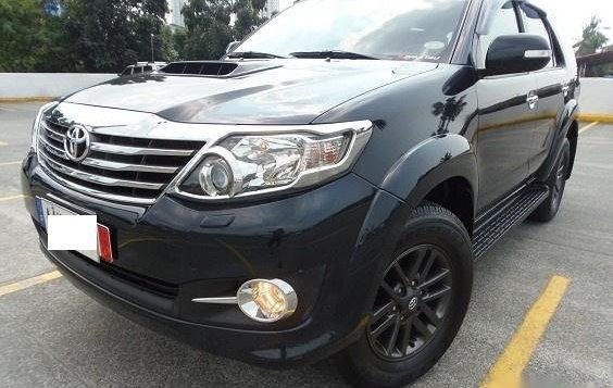 Selling Black Toyota Fortuner 2015 SUV at 28000 km in Manila