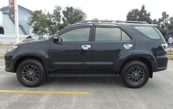 Selling Black Toyota Fortuner 2015 SUV at 28000 km in Manila-2