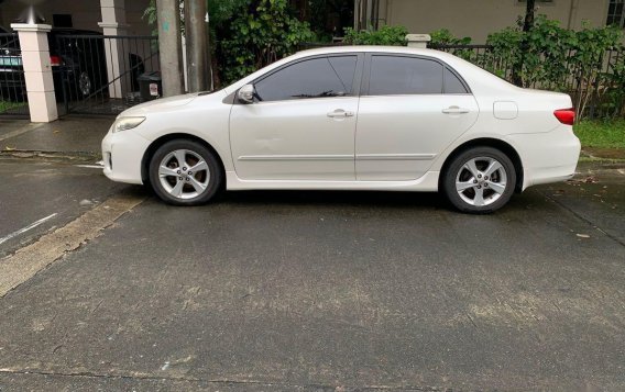 White 2013 Toyota Corolla Altis for sale in Manila-4