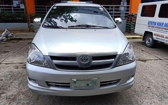 Selling Silver Toyota Innova 2006 in Makati