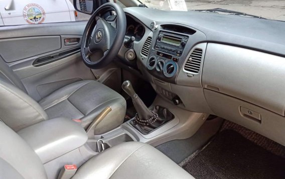 Selling Silver Toyota Innova 2006 in Makati-5