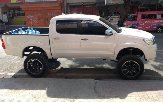Selling White Toyota Hilux 2.5 G 2012 in Talisay