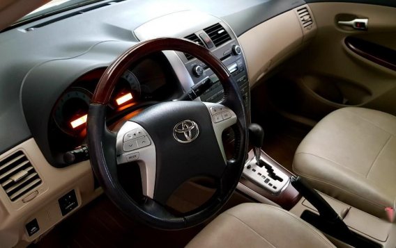 Selling Pearlwhite Toyota Corolla Altis 2012 in Muntinlupa-4