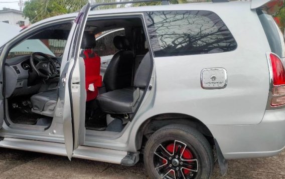 Selling Brightsilver Toyota Innova 2008 in San Pablo-4