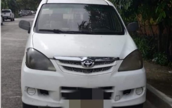 White Toyota Avanza 2011 for sale in Taguig