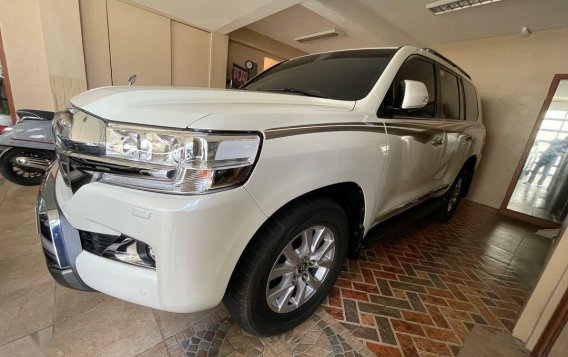 Selling White Toyota Land Cruiser 2017 in Makati-1
