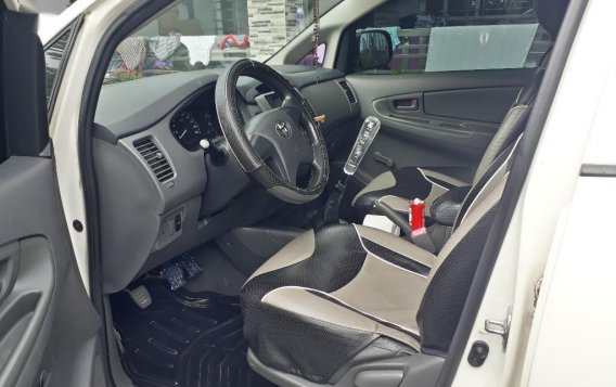 Selling White Toyota Innova 2014 in Gapan-3