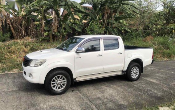 White Toyota Hilux 2013 for sale in Quezon